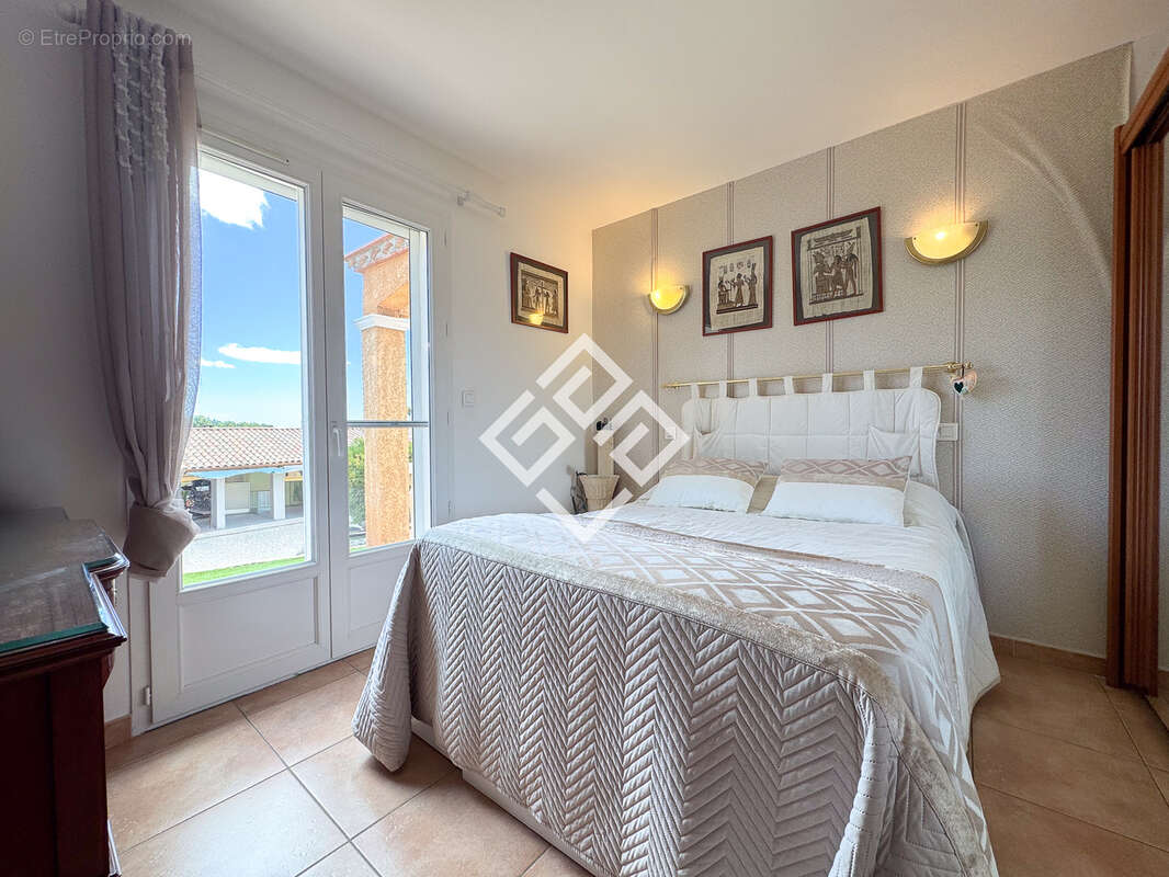 Villa de prestige avec piscine et dépendance. - photo 24