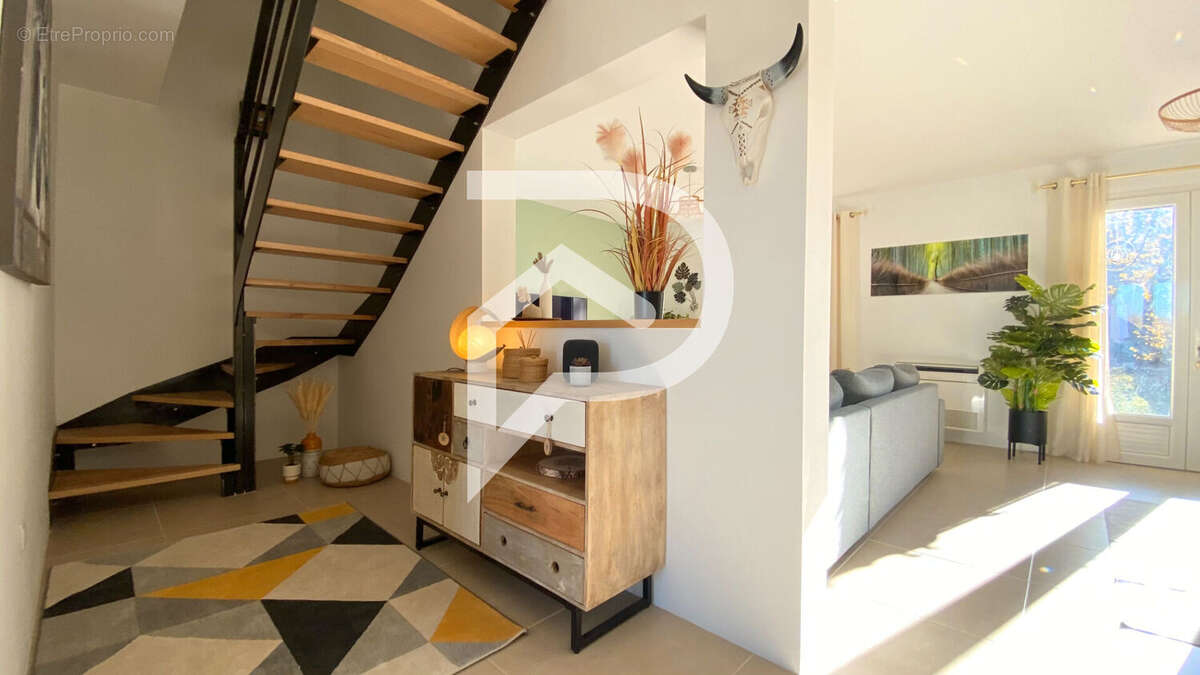 Maison à LE PUY-SAINTE-REPARADE