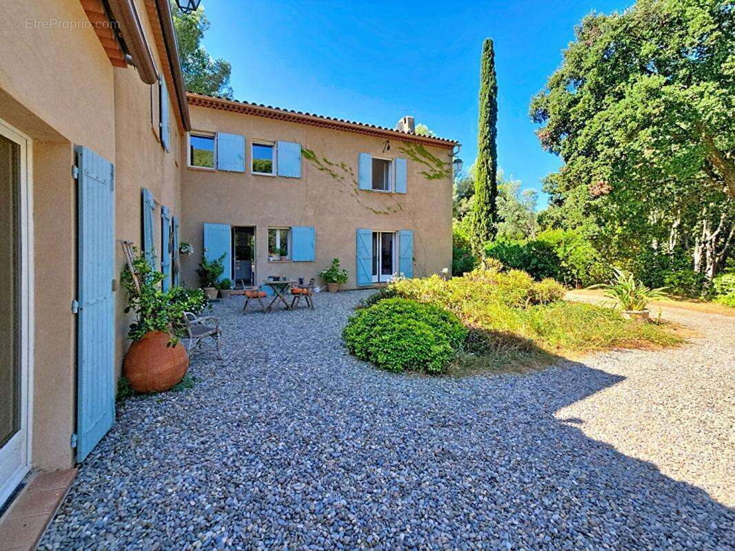 SANARY - Villa 8 chambres + T2, piscine chauffée, double garage, 6500 m² de terrain - photo 5