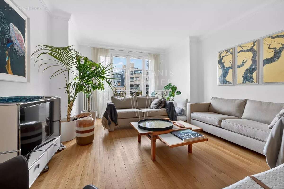 Appartement à PARIS-7E