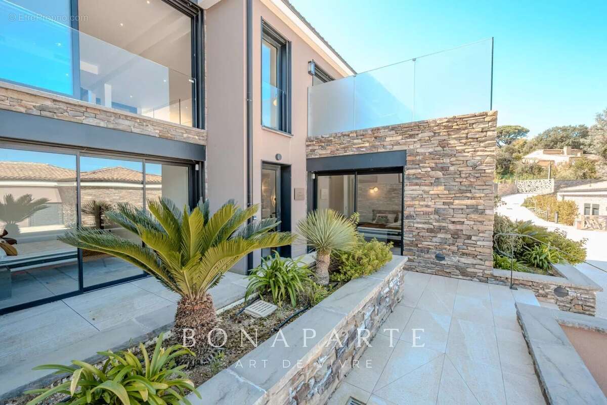 SAINT-TROPEZ GASSIN Exclusivité : Superbe villa-appartement en duplex avec vue mer exceptionnelle - photo 21