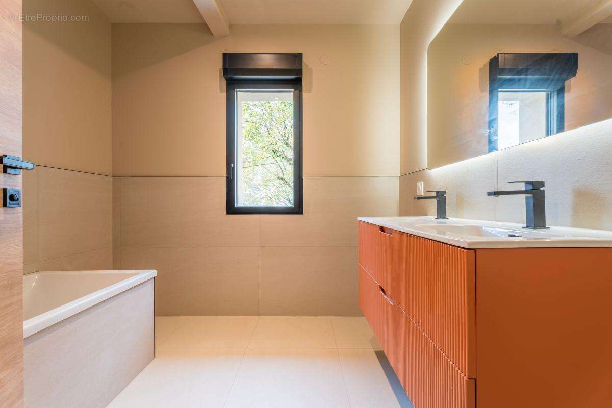 Maison à CHARBONNIERES-LES-BAINS