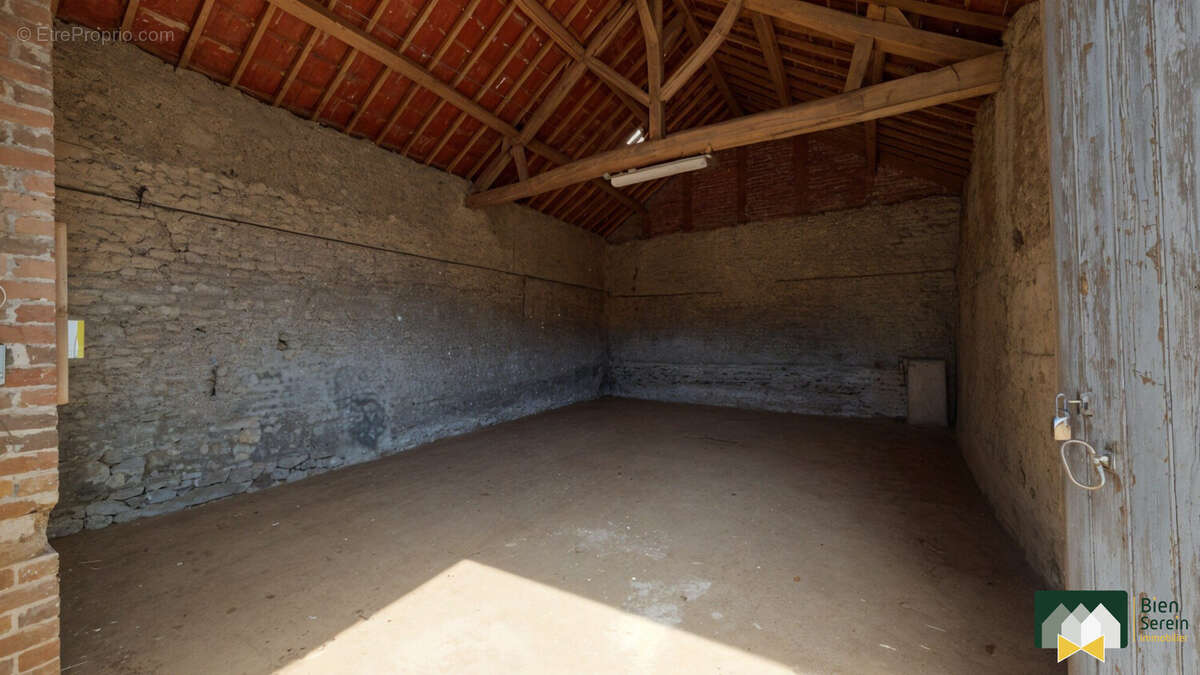 Intérieur Grange  - Parking à PRUNAY-LE-GILLON