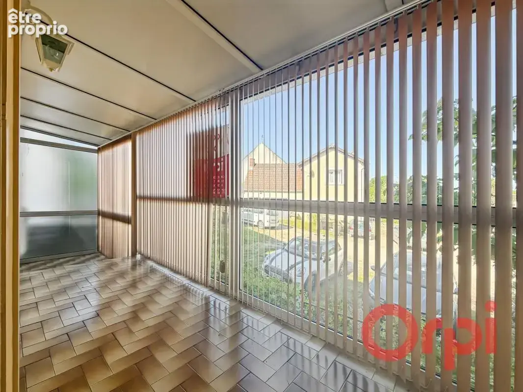 À vendre – Maison lumineuse avec extérieur, garage et patio à La Celle - photo 2
