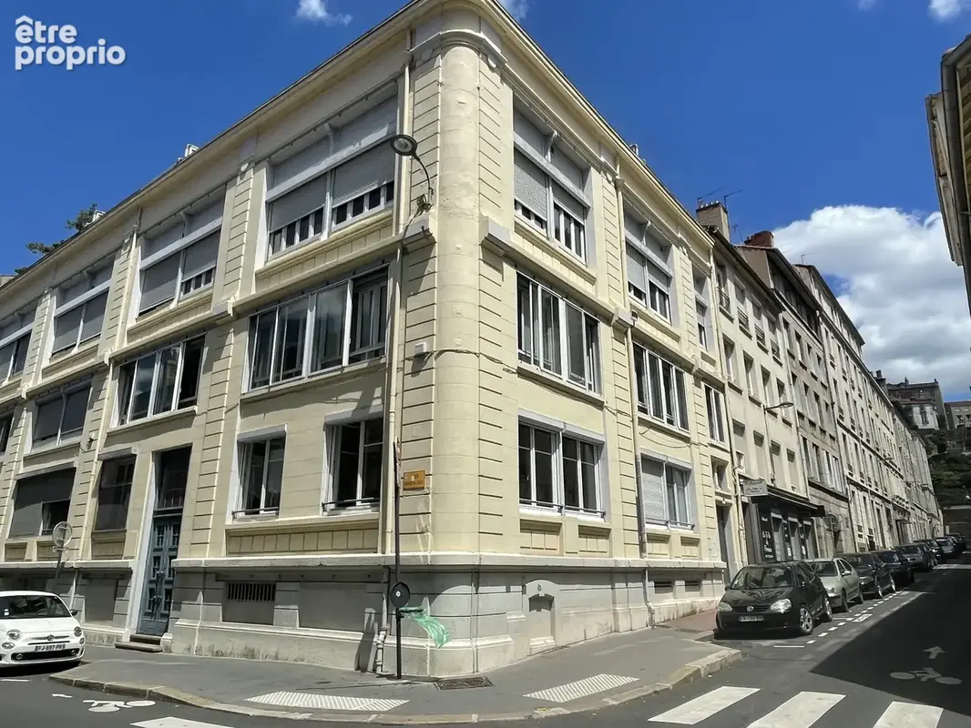A 50 m. de la Place Jean-Jaurès - T2 rénové au charme industriel avec garage. - photo 2