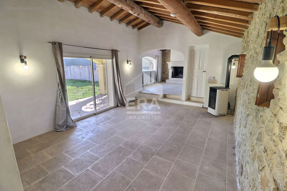 Maison à ENTRAIGUES-SUR-LA-SORGUE