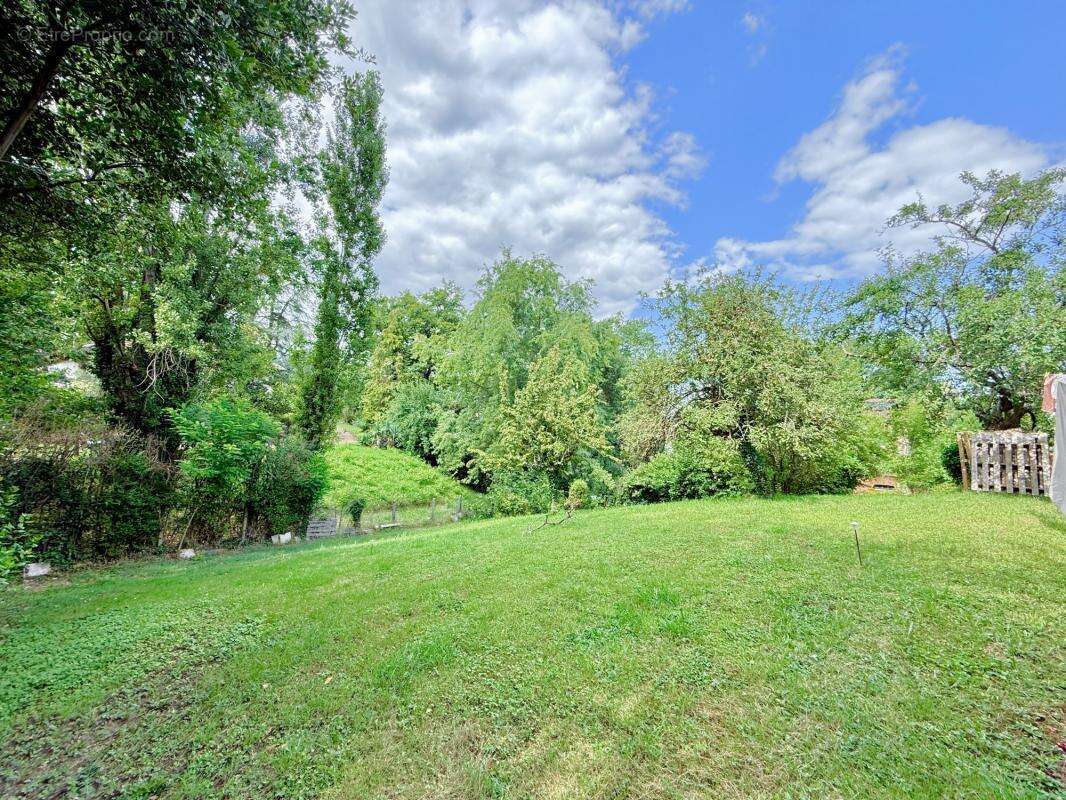 Terrain à FRANCHEVILLE