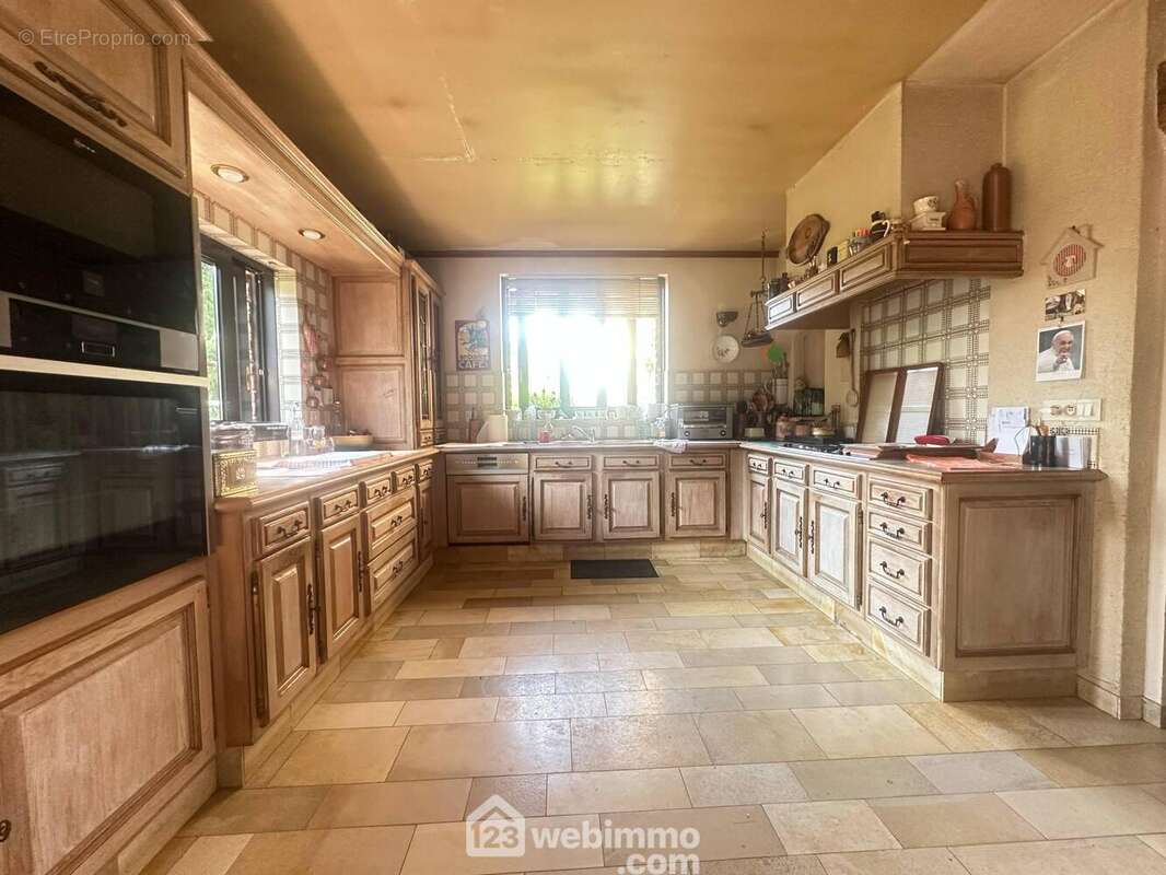 A ses cotés, la cuisine entièrement équipée avec ... - Maison à MONTIGNY-SOUS-MARLE