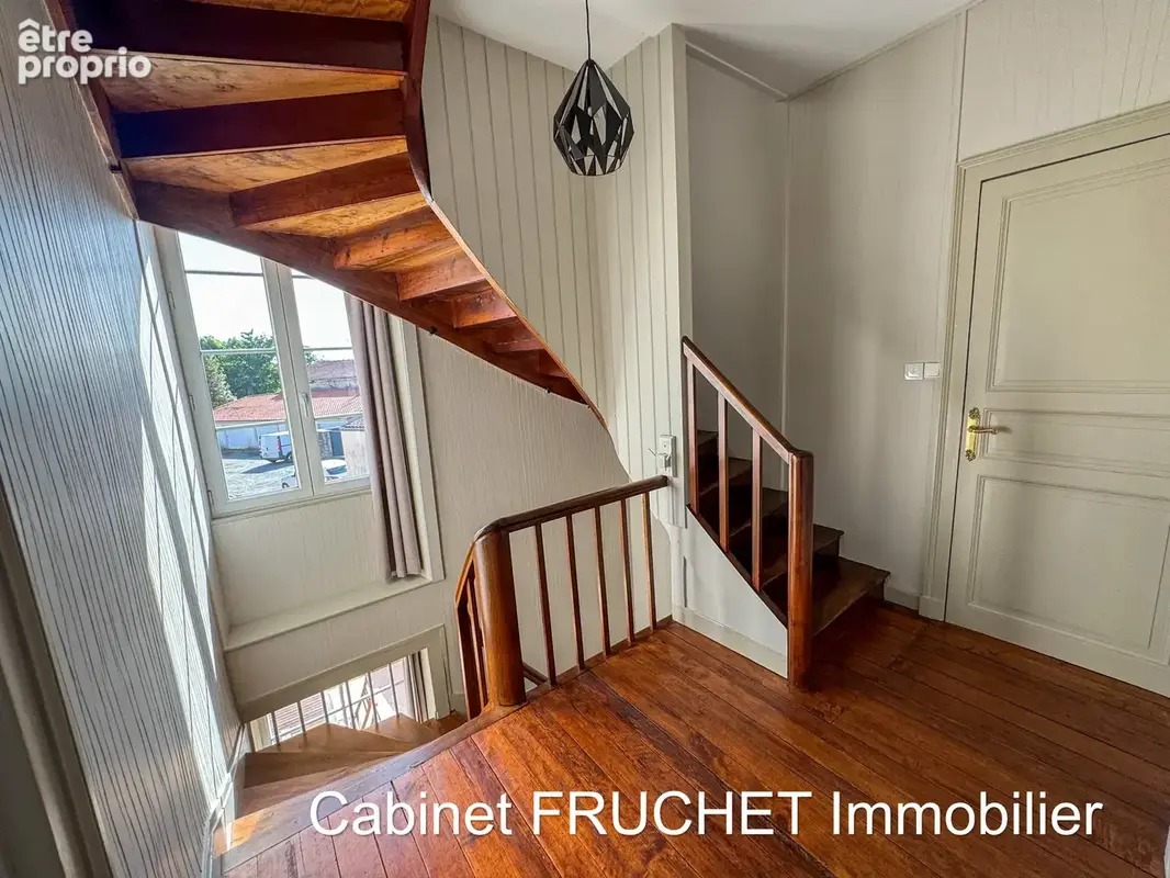 En centre ville de CHANTONNAY - Maison de caractère avec 5 chambres - photo 8