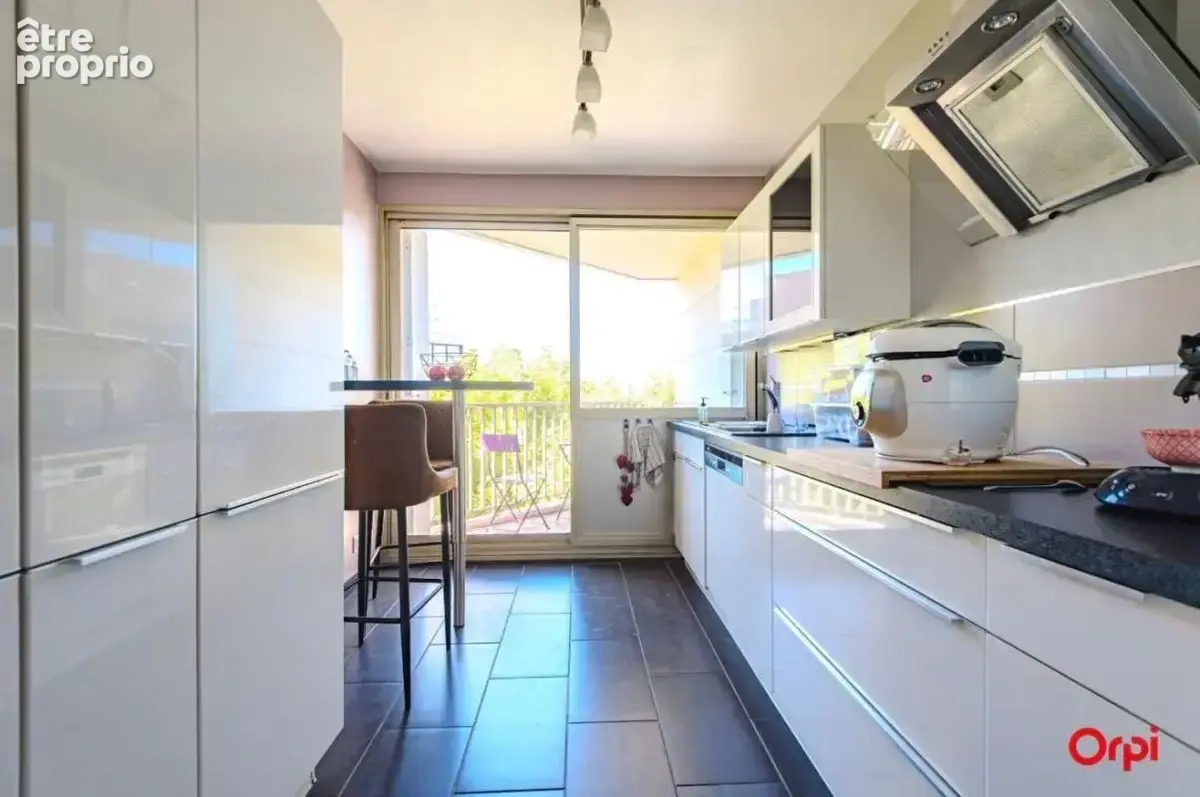 Appartement T3 À Vendre avec 2 Balcons et Stationnement Centre-Ville de Reims - photo 5