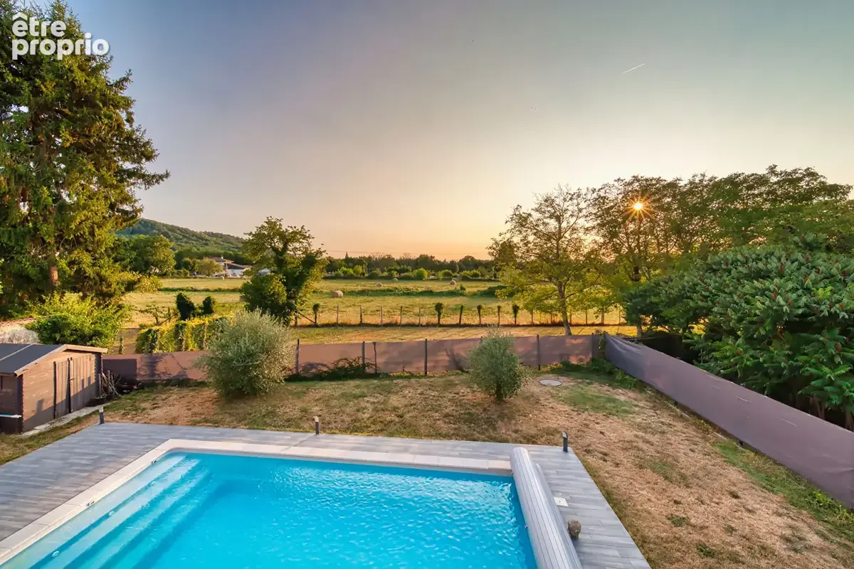Découvrez cette maison récente de 150m² avec piscine. - photo 13