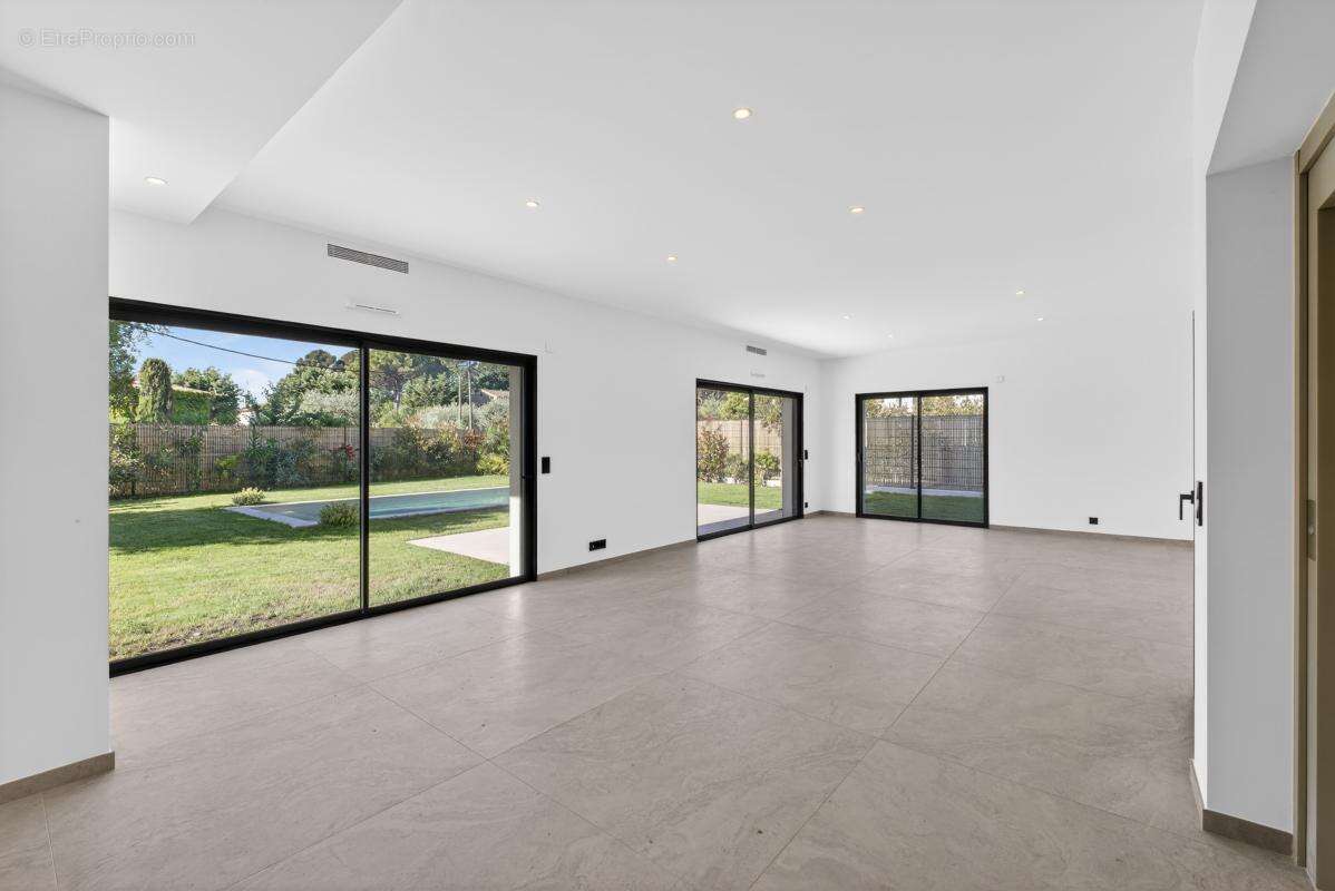 MOUGINS INTERNATIONAL : Villa Neuve avec Ascenseur en Domaine Privé - photo 5