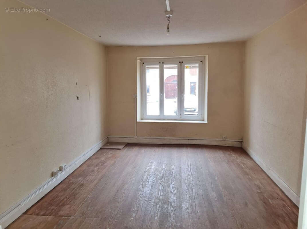 Maison à MAIZIERES-LES-VIC