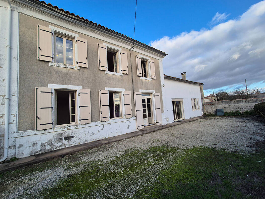 Maison à SAINT-SATURNIN-DU-BOIS