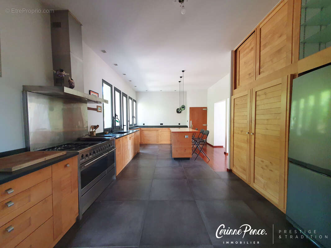 Superbe Villa contemporaine avec piscine proposée par Corinne Ponce Immobilier - photo 7