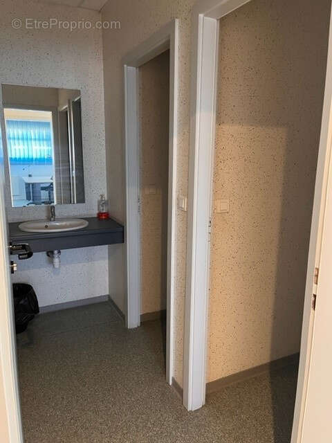 À vendre   Ensemble immobilier professionnel avec bureaux, entrepôts sur 8 136 m2 - photo 12