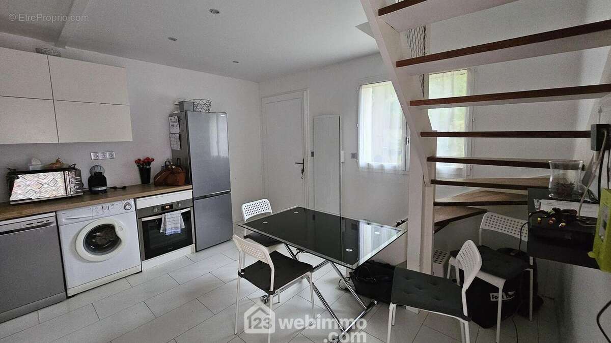 Une cuisine spacieuse et fonctionnelle.