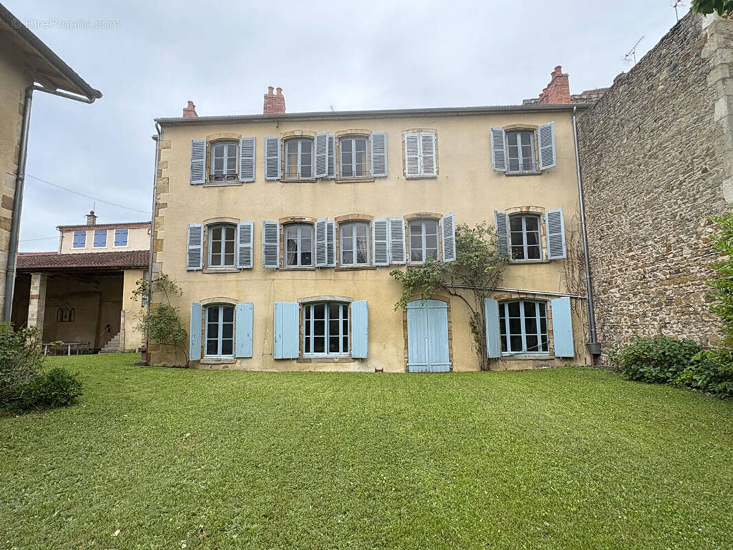 Maison à VIC-LE-COMTE