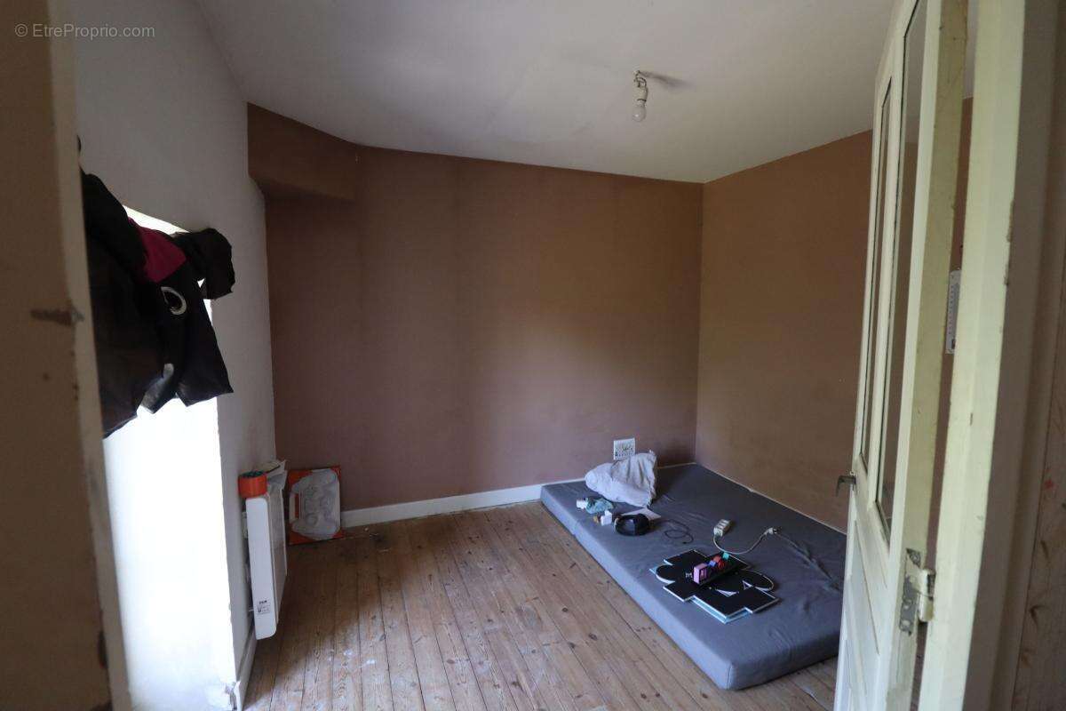 Charmante maison de caractère sur plus de 7000 m2 de terrain - photo 11