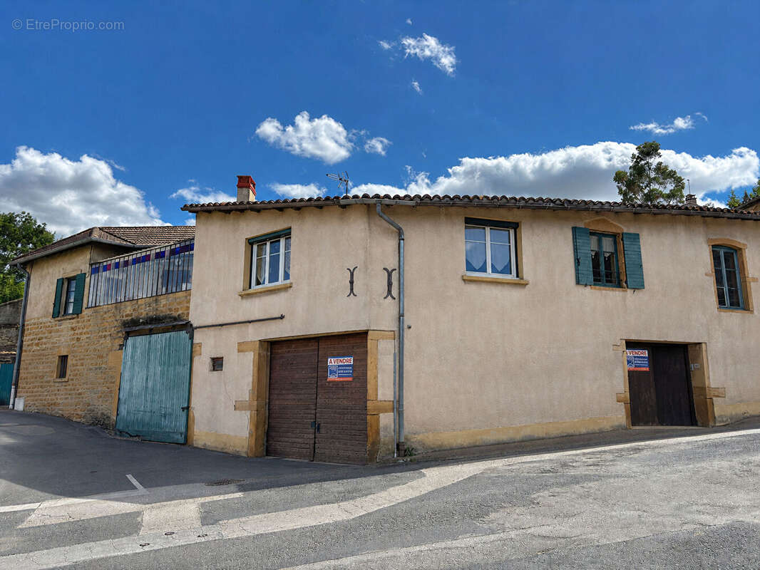 POUILLY LE MONIAL - Maison 7 pièces de 146 m²  avec véranda et terrain 600m² - photo 12