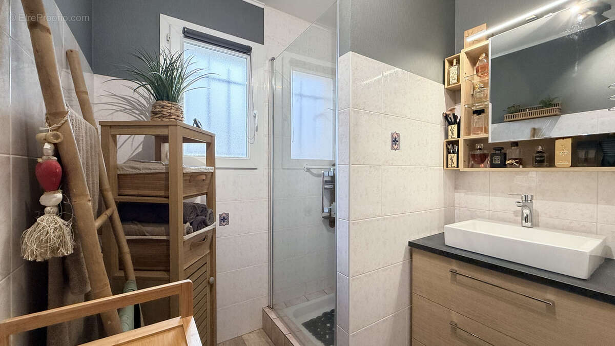 Maison à VIC-SUR-CERE