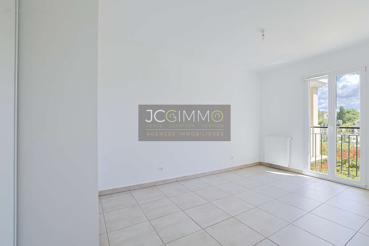 Appartement à LA CRAU