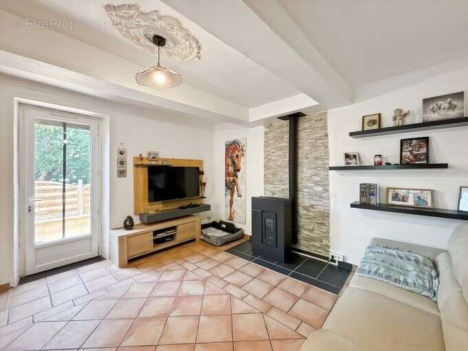 Non loin de FLEURANCE, village avec écoles, maison de charme habitable de plain pied avec jardin - photo 8