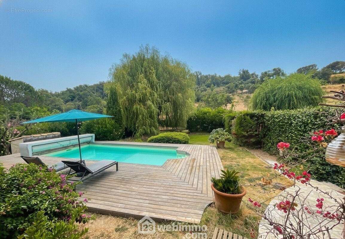 Profitez d'une piscine parfaitement intégrée dans un environnement calme et verdoyant.