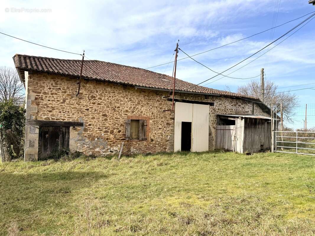 Maison à potentiel avec grange, proche de Brigueuil - photo 3