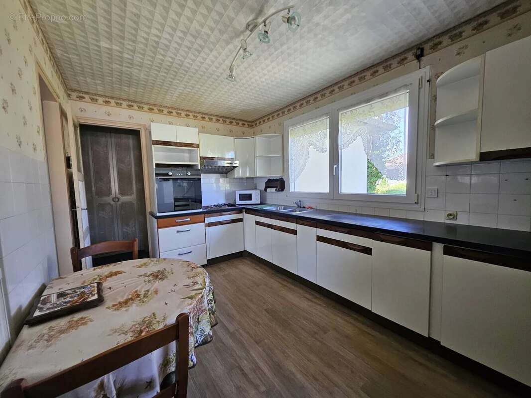 Gravigny Centre – Maison sur sous-sol avec 2 garages, dont un pour camping-car, sur terrain de 1 401 m² - photo 6