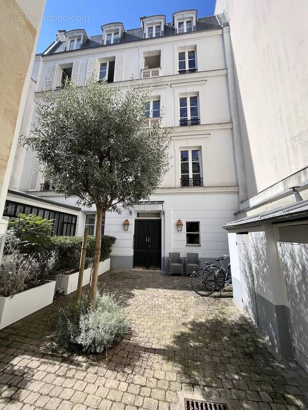 Appartement à PARIS-16E