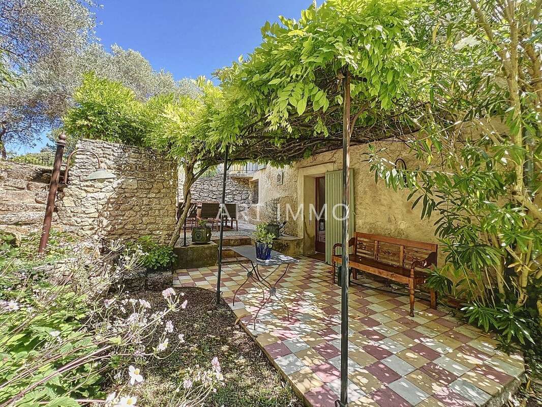 Maison de village avec piscine sur un grand terrain. - photo 4