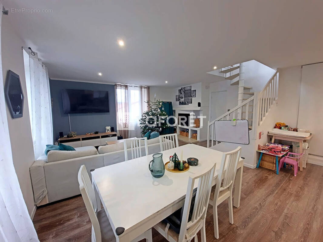 Appartement à SAINT-JEAN-BONNEFONDS