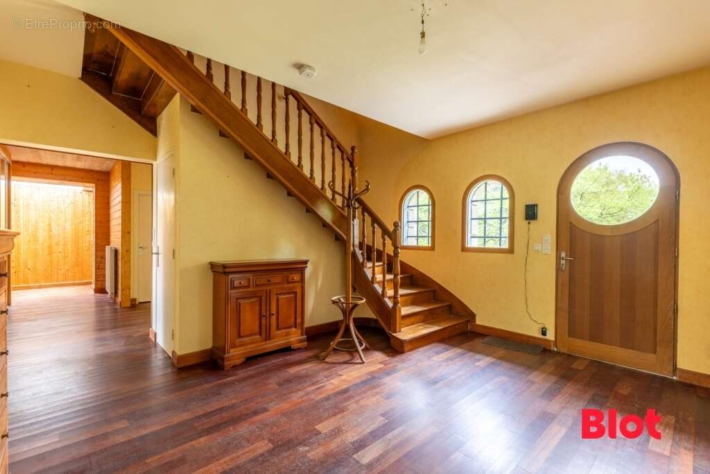 Maison 221 m² à Saint-Aubin-D'aubigne  - photo 8
