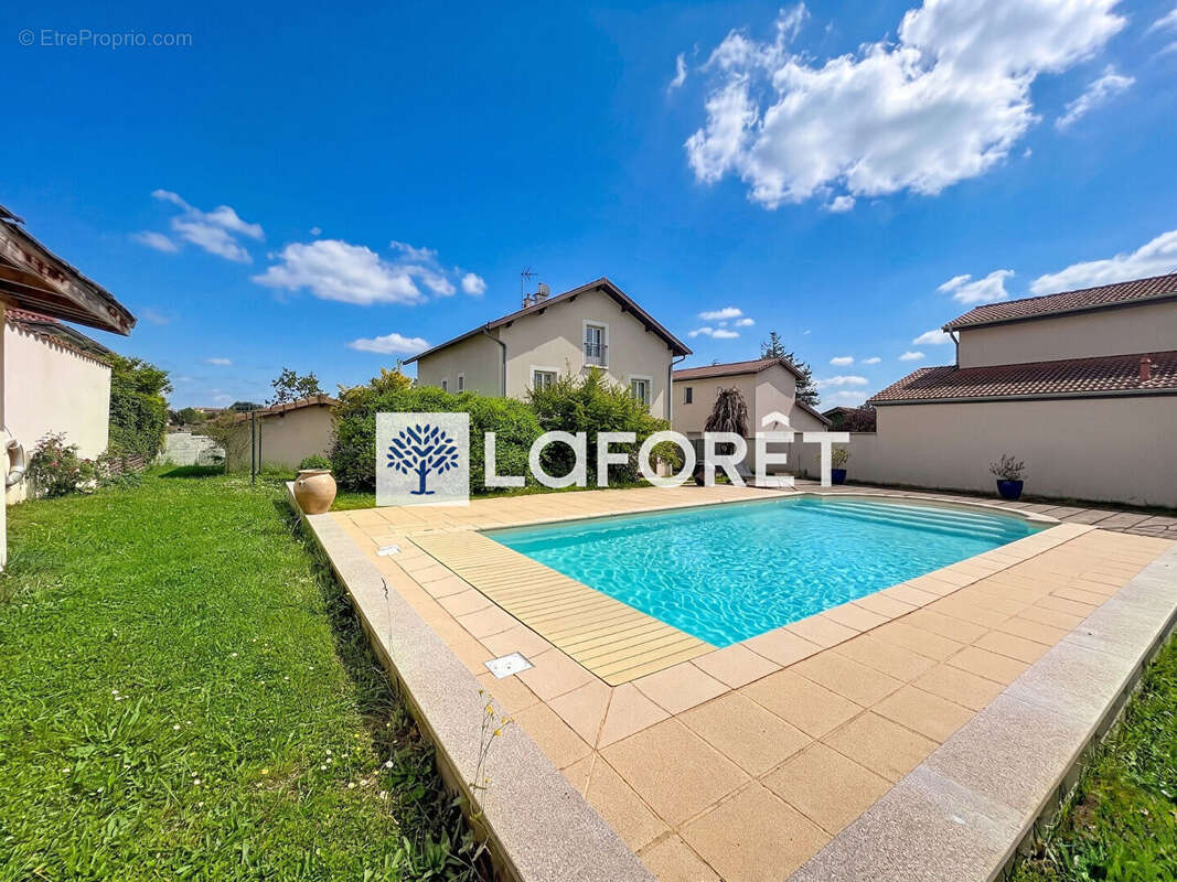 Maison coeur village de Tramoyes de 232,49m² et son terrain avec piscine de 942m² - photo 18