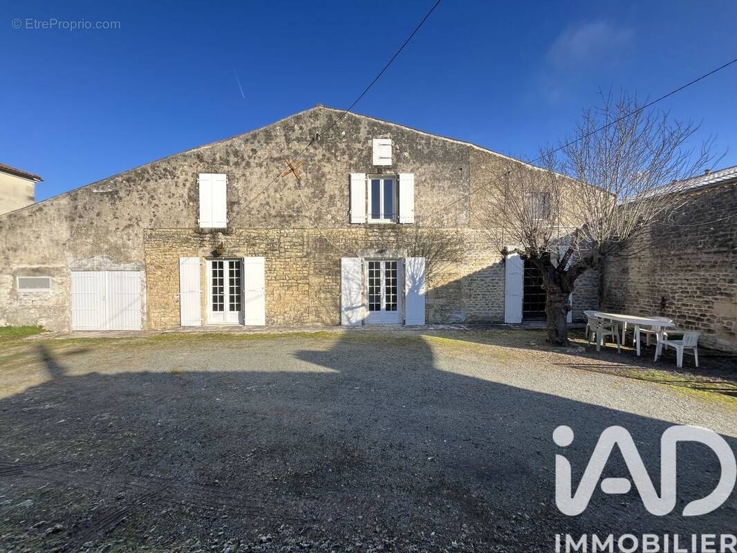 Photo 1 - Maison à SAINT-GEORGES-DE-LONGUEPIERRE
