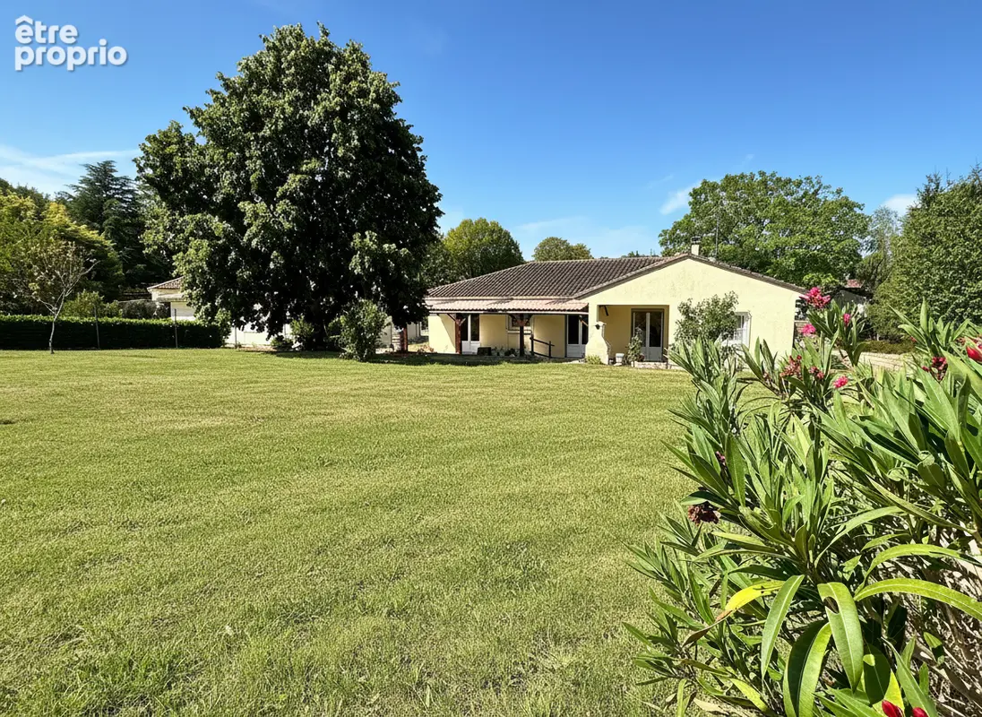 Maison de plain pied 131 m2 avec 1600m2 de jardin à Puymoyen - photo 2