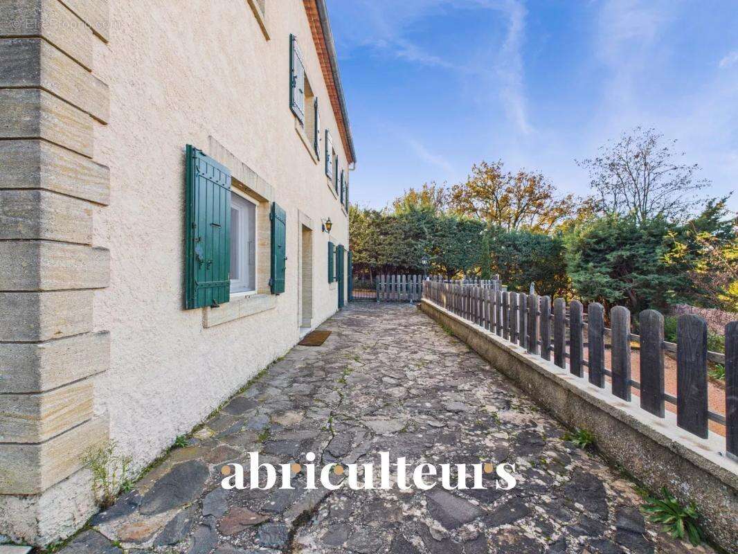 Maison à LA ROQUE-D&#039;ANTHERON