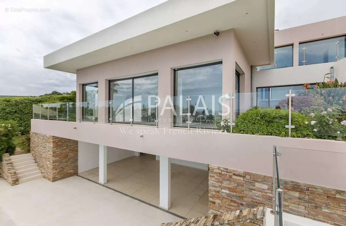 ANTIBES – RASTINES // Villa Contemporaine 240 m² – Jardin – Piscine – Vue Panoramique - photo 17