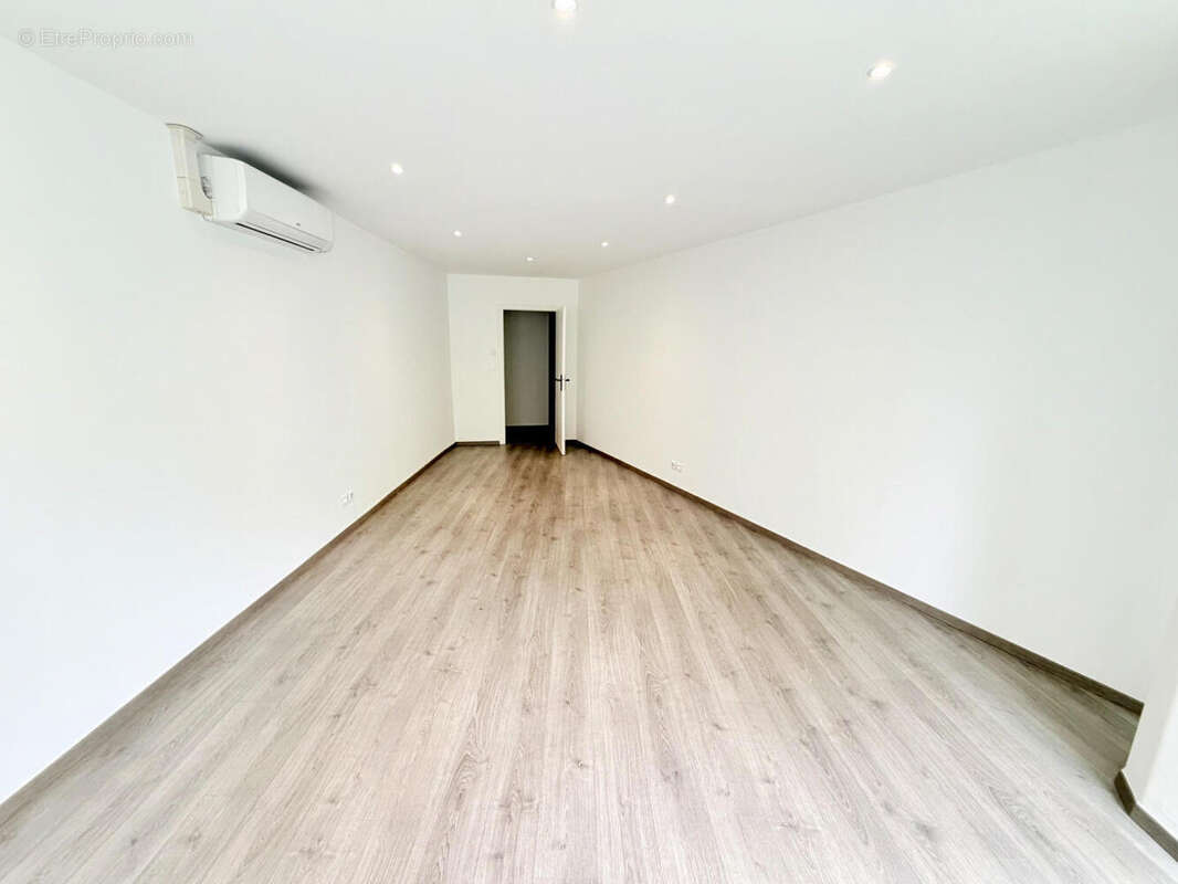 EXCLUSIVITE Archamps Ensemble de 4 bureaux (2 loués et 2 libres) avec rentabilité d'environ 12% !!! - photo 6