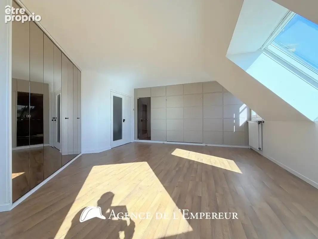 Grand studio 43 m2 (50 m2 au sol) — Dernier étage. Place des Arts. Parking et cave. - photo 2