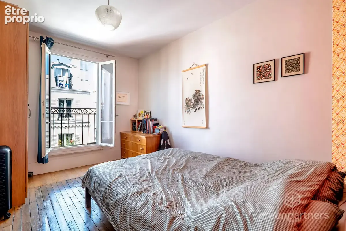Paris 18e – Montmartre  Rare 2 pièces avec balcon filant et vue Tour Eiffel - photo 3