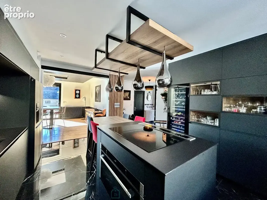 Propriété d'exception  274 m² habitables + 699 m² de dépendances et garages - photo 8