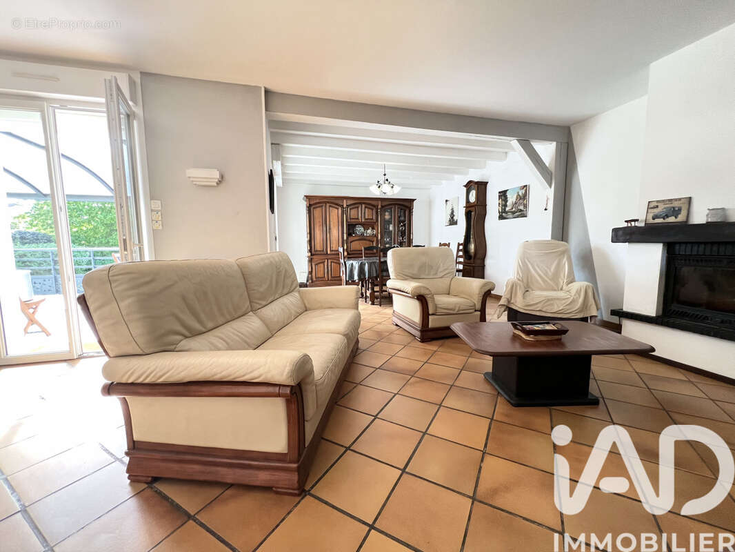 Maison 140 m² à Evron  - photo 4