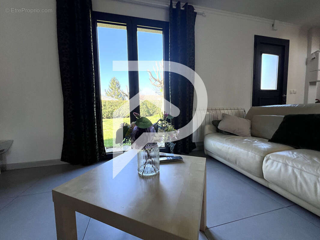 Maison à LE MESNIL-SAINT-DENIS