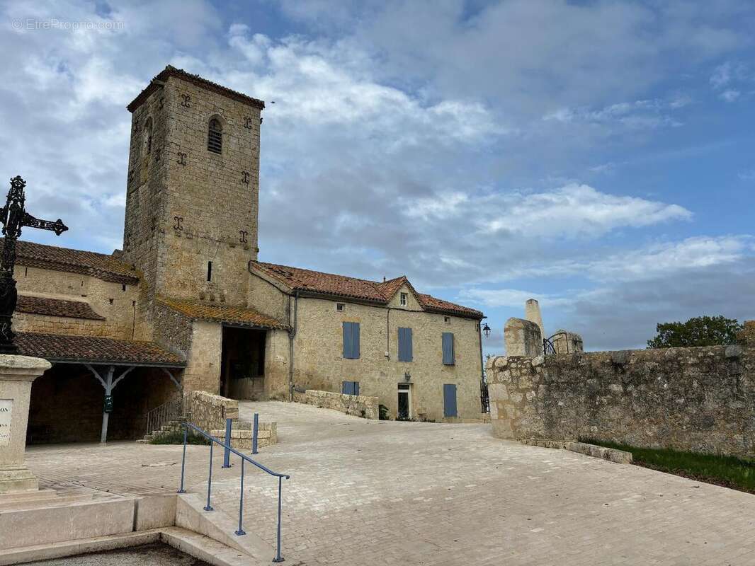   - Maison à SAINTE-MERE