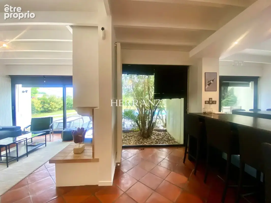 Maison familiale avec 4 suites parentales, piscine et environnement calme. - photo 3