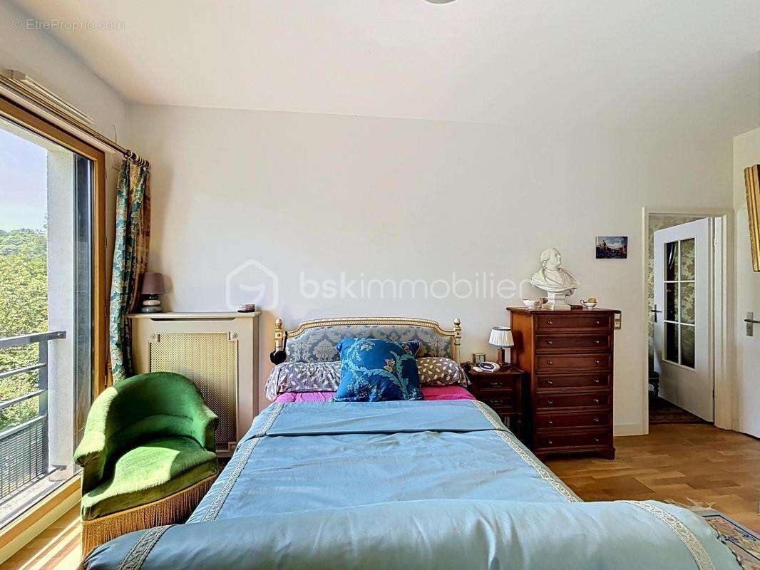 Appartement à MARNES-LA-COQUETTE