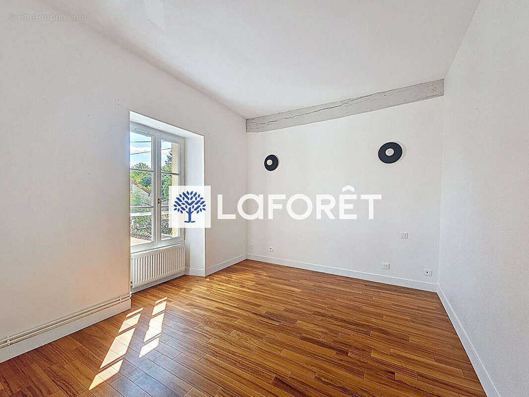 L'alternative idéale à un appartement : une maison de charme au coeur de Crespières. - photo 11
