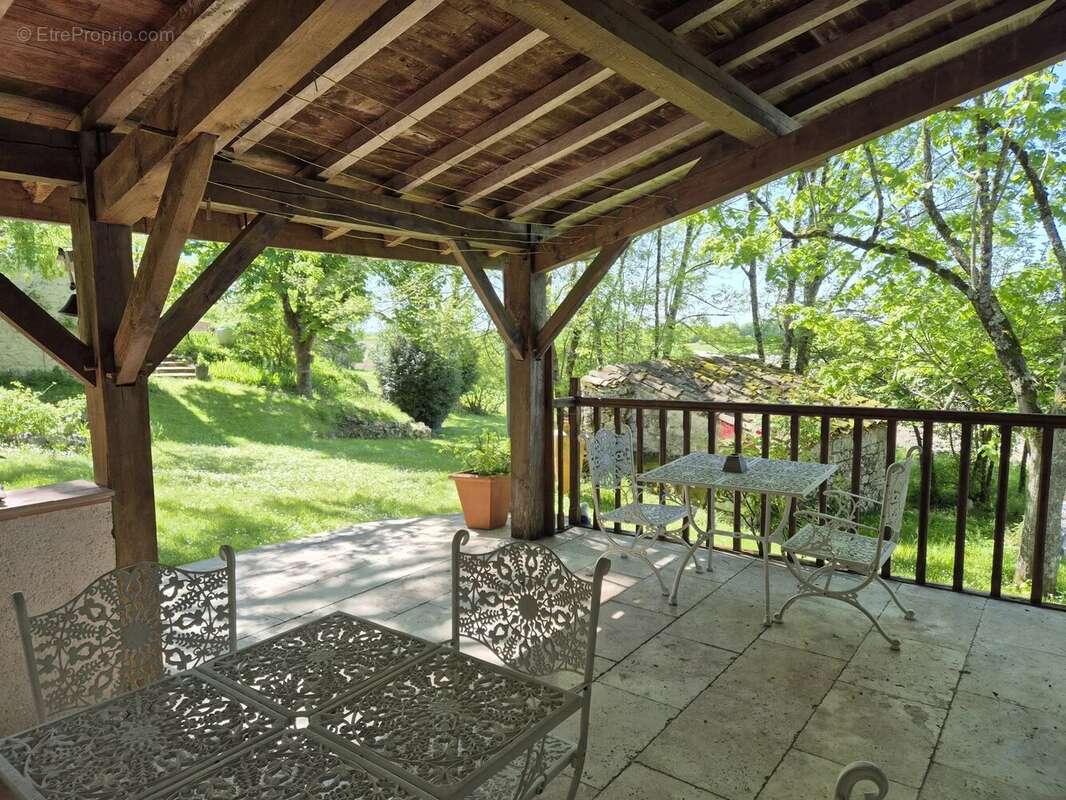 Deux maisons en pierre de caractère avec piscine, dépendances et 1,2 hectare de terrain près de Montaigu-de-Quercy - photo 10